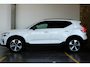 Volvo XC40 B4 Plus Dark | Panoramadak | Semi-Electrische Wegklapbare Trekhaak | Verwarmbare voorstoelen, stuurwiel en voorruit | Premium audio by Harman Kardon | Adaptieve cruise control | Keyless Entree | Parkeersensoren voor + achter | Stoelverwarming | Stuurwielverwarming |