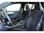 Volvo XC40 B4 Plus Dark | Panoramadak | Semi-Electrische Wegklapbare Trekhaak | Verwarmbare voorstoelen, stuurwiel en voorruit | Premium audio by Harman Kardon | Adaptieve cruise control | Keyless Entree | Parkeersensoren voor + achter | Stoelverwarming | Stuurwielverwarming |