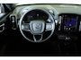 Volvo XC40 B4 Plus Dark | Panoramadak | Semi-Electrische Wegklapbare Trekhaak | Verwarmbare voorstoelen, stuurwiel en voorruit | Premium audio by Harman Kardon | Adaptieve cruise control | Keyless Entree | Parkeersensoren voor + achter | Stoelverwarming | Stuurwielverwarming |