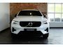 Volvo XC40 B4 Plus Dark | Panoramadak | Semi-Electrische Wegklapbare Trekhaak | Verwarmbare voorstoelen, stuurwiel en voorruit | Premium audio by Harman Kardon | Adaptieve cruise control | Keyless Entree | Parkeersensoren voor + achter | Stoelverwarming | Stuurwielverwarming |