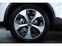 Volvo XC40 B4 Plus Dark | Panoramadak | Semi-Electrische Wegklapbare Trekhaak | Verwarmbare voorstoelen, stuurwiel en voorruit | Premium audio by Harman Kardon | Adaptieve cruise control | Keyless Entree | Parkeersensoren voor + achter | Stoelverwarming | Stuurwielverwarming |
