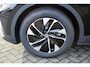 Volkswagen ID.4 Pro 77 kWh Adaptive cruise control, Front Assist, verwarmde voorstoelen, Climatronic 2-zone, Rijstrookbehoudassistent (Lane Assist), 360 graden camera, Travel Assist, geheugenfunctie voor parkeerassistent (Trained Park Assist), achterklep elektrisch, draadloos telefoon opladen, verkeerstekenherkenning, LED koplampen, interieurvoorverwarming, spraakbediening (Voice Control), 19'' lmv 'Hammar', vermoeidheidsherkenning, sfeerverlichting binnen en buiten