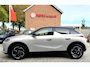 DS 3 Crossback 130 Pk * Automaat *** SUPERDIK *** Zwart Leder + Massage * Elektrisch verstelbare Stoelen * Navigatie * Dodehoek Detectie * Paars Dak *  Adaptive Cruise & Climate Control * Vingerhoets; Vierde Generatie Eersteklas Service. Al meer dan 100 jaar een begrip in de Brabantse Kempen