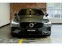 Volvo V60 T8 Plug-in hybrid AWD Plus Dark | Semi-Electrische Wegklapbare Trekhaak | Panoramadak | 360° Parkeercamera | Parkeersensoren voor + achter | Head-Up Display | Stoelverwarming | Stuurwielverwarming | Google Infotainment |