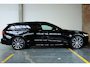 Volvo V60 T8 Plug-in hybrid AWD Plus Dark | Semi-Electrische Wegklapbare Trekhaak | Panoramadak | 360° Parkeercamera | Parkeersensoren voor + achter | Head-Up Display | Stoelverwarming | Stuurwielverwarming | Google Infotainment |