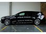 Volvo V60 T8 Plug-in hybrid AWD Plus Dark | Semi-Electrische Wegklapbare Trekhaak | Panoramadak | 360° Parkeercamera | Parkeersensoren voor + achter | Head-Up Display | Stoelverwarming | Stuurwielverwarming | Google Infotainment |