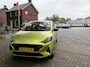 Hyundai i10 1.0 Comfort * UNIEK * Nu of Nooit * Nederlandse Auto met slechts  2.546 km. * Airco * Navigatie * Parkeer Camera * Cruise Control * Touch Screen Scherm * Vingerhoets; Vierde Generatie Eersteklas Service. Al meer dan 100 jaar een begrip in de Brabantse Kempen