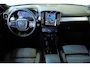 Volvo XC40 B4 Plus Dark | Semi-Electrische Wegklapbare Trekhaak | Verwarmbare voorstoelen, stuurwiel en voorruit | Premium audio by Harman Kardon | Adaptieve cruise control | Keyless Entree | Parkeersensoren voor + achter |