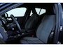 Volvo XC40 B4 Plus Dark | Semi-Electrische Wegklapbare Trekhaak | Verwarmbare voorstoelen, stuurwiel en voorruit | Premium audio by Harman Kardon | Adaptieve cruise control | Keyless Entree | Parkeersensoren voor + achter |