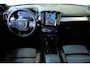 Volvo XC40 B4 Plus Dark | Semi-Electrische Wegklapbare Trekhaak | Verwarmbare voorstoelen, stuurwiel en voorruit | Premium audio by Harman Kardon | Adaptieve cruise control | Keyless Entree | Parkeersensoren voor + achter |