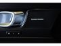 Volvo XC40 B4 Plus Dark | Semi-Electrische Wegklapbare Trekhaak | Verwarmbare voorstoelen, stuurwiel en voorruit | Premium audio by Harman Kardon | Adaptieve cruise control | Keyless Entree | Parkeersensoren voor + achter |