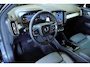 Volvo XC40 B4 Plus Dark | Semi-Electrische Wegklapbare Trekhaak | Verwarmbare voorstoelen, stuurwiel en voorruit | Premium audio by Harman Kardon | Adaptieve cruise control | Keyless Entree | Parkeersensoren voor + achter |