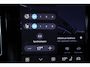 Volvo XC40 B4 Plus Dark | Semi-Electrische Wegklapbare Trekhaak | Verwarmbare voorstoelen, stuurwiel en voorruit | Premium audio by Harman Kardon | Adaptieve cruise control | Keyless Entree | Parkeersensoren voor + achter |