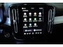 Volvo XC40 B4 Plus Dark | Semi-Electrische Wegklapbare Trekhaak | Verwarmbare voorstoelen, stuurwiel en voorruit | Premium audio by Harman Kardon | Adaptieve cruise control | Keyless Entree | Parkeersensoren voor + achter |