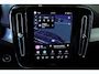Volvo XC40 B4 Plus Dark | Semi-Electrische Wegklapbare Trekhaak | Verwarmbare voorstoelen, stuurwiel en voorruit | Premium audio by Harman Kardon | Adaptieve cruise control | Keyless Entree | Parkeersensoren voor + achter |