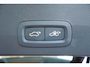 Volvo XC40 B4 Plus Dark | Semi-Electrische Wegklapbare Trekhaak | Verwarmbare voorstoelen, stuurwiel en voorruit | Premium audio by Harman Kardon | Adaptieve cruise control | Keyless Entree | Parkeersensoren voor + achter |