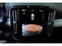 Volvo XC40 B4 Plus Dark | Semi-Electrische Wegklapbare Trekhaak | Verwarmbare voorstoelen, stuurwiel en voorruit | Premium audio by Harman Kardon | Adaptieve cruise control | Keyless Entree | Parkeersensoren voor + achter |