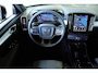 Volvo XC40 B4 Plus Dark | Semi-Electrische Wegklapbare Trekhaak | Verwarmbare voorstoelen, stuurwiel en voorruit | Premium audio by Harman Kardon | Adaptieve cruise control | Keyless Entree | Parkeersensoren voor + achter |