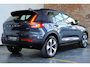 Volvo XC40 B4 Plus Dark | Semi-Electrische Wegklapbare Trekhaak | Verwarmbare voorstoelen, stuurwiel en voorruit | Premium audio by Harman Kardon | Adaptieve cruise control | Keyless Entree | Parkeersensoren voor + achter |