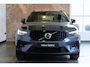 Volvo XC40 B4 Plus Dark | Semi-Electrische Wegklapbare Trekhaak | Verwarmbare voorstoelen, stuurwiel en voorruit | Premium audio by Harman Kardon | Adaptieve cruise control | Keyless Entree | Parkeersensoren voor + achter |