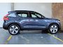 Volvo XC40 B4 Plus Dark | Semi-Electrische Wegklapbare Trekhaak | Verwarmbare voorstoelen, stuurwiel en voorruit | Premium audio by Harman Kardon | Adaptieve cruise control | Keyless Entree | Parkeersensoren voor + achter |