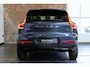 Volvo XC40 B4 Plus Dark | Semi-Electrische Wegklapbare Trekhaak | Verwarmbare voorstoelen, stuurwiel en voorruit | Premium audio by Harman Kardon | Adaptieve cruise control | Keyless Entree | Parkeersensoren voor + achter |