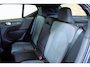 Volvo XC40 B4 Plus Dark | Semi-Electrische Wegklapbare Trekhaak | Verwarmbare voorstoelen, stuurwiel en voorruit | Premium audio by Harman Kardon | Adaptieve cruise control | Keyless Entree | Parkeersensoren voor + achter |