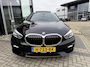 BMW 1-Serie 118i 140PK AUTOMAAT HE PANO/H&K/APPCARPLAY/HUD/ NAVI/DIGICOCKPIT/LED/2XKEYLESS/P-CAM/2XPDC/CLIMA/STUURWIELVERWARMING/MEDIA/S&S/SPORTZETELS/LMV - NL AUTO - KM=NAP - 2. EIG. -