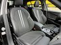 BMW 1-Serie 118i 140PK AUTOMAAT HE PANO/H&K/APPCARPLAY/HUD/ NAVI/DIGICOCKPIT/LED/2XKEYLESS/P-CAM/2XPDC/CLIMA/STUURWIELVERWARMING/MEDIA/S&S/SPORTZETELS/LMV - NL AUTO - KM=NAP - 2. EIG. -