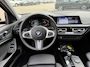 BMW 1-Serie 118i 140PK AUTOMAAT HE PANO/H&K/APPCARPLAY/HUD/ NAVI/DIGICOCKPIT/LED/2XKEYLESS/P-CAM/2XPDC/CLIMA/STUURWIELVERWARMING/MEDIA/S&S/SPORTZETELS/LMV - NL AUTO - KM=NAP - 2. EIG. -