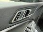 BMW 1-Serie 118i 140PK AUTOMAAT HE PANO/H&K/APPCARPLAY/HUD/ NAVI/DIGICOCKPIT/LED/2XKEYLESS/P-CAM/2XPDC/CLIMA/STUURWIELVERWARMING/MEDIA/S&S/SPORTZETELS/LMV - NL AUTO - KM=NAP - 2. EIG. -