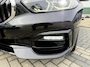 BMW 1-Serie 118i 140PK AUTOMAAT HE PANO/H&K/APPCARPLAY/HUD/ NAVI/DIGICOCKPIT/LED/2XKEYLESS/P-CAM/2XPDC/CLIMA/STUURWIELVERWARMING/MEDIA/S&S/SPORTZETELS/LMV - NL AUTO - KM=NAP - 2. EIG. -