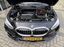 BMW 1-Serie 118i 140PK AUTOMAAT HE PANO/H&K/APPCARPLAY/HUD/ NAVI/DIGICOCKPIT/LED/2XKEYLESS/P-CAM/2XPDC/CLIMA/STUURWIELVERWARMING/MEDIA/S&S/SPORTZETELS/LMV - NL AUTO - KM=NAP - 2. EIG. -
