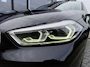 BMW 1-Serie 118i 140PK AUTOMAAT HE PANO/H&K/APPCARPLAY/HUD/ NAVI/DIGICOCKPIT/LED/2XKEYLESS/P-CAM/2XPDC/CLIMA/STUURWIELVERWARMING/MEDIA/S&S/SPORTZETELS/LMV - NL AUTO - KM=NAP - 2. EIG. -