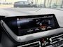 BMW 1-Serie 118i 140PK AUTOMAAT HE PANO/H&K/APPCARPLAY/HUD/ NAVI/DIGICOCKPIT/LED/2XKEYLESS/P-CAM/2XPDC/CLIMA/STUURWIELVERWARMING/MEDIA/S&S/SPORTZETELS/LMV - NL AUTO - KM=NAP - 2. EIG. -