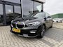 BMW 1-Serie 118i 140PK AUTOMAAT HE PANO/H&K/APPCARPLAY/HUD/ NAVI/DIGICOCKPIT/LED/2XKEYLESS/P-CAM/2XPDC/CLIMA/STUURWIELVERWARMING/MEDIA/S&S/SPORTZETELS/LMV - NL AUTO - KM=NAP - 2. EIG. -