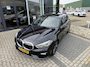 BMW 1-Serie 118i 140PK AUTOMAAT HE PANO/H&K/APPCARPLAY/HUD/ NAVI/DIGICOCKPIT/LED/2XKEYLESS/P-CAM/2XPDC/CLIMA/STUURWIELVERWARMING/MEDIA/S&S/SPORTZETELS/LMV - NL AUTO - KM=NAP - 2. EIG. -