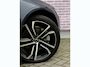 Volvo V90 2.0 T6 Plug-in hybrid AWD Ultimate Dark | Trekhaak | 20" | 360 Camera | Luchtvering | Stoel/stuur verwarming | Extra getint glas | Pilot assist | Adaptieve cruise control | Head-up display | Harman & Kardon | Elektrisch verstelbare bestuurdersstoel | Schuif/kanteldak |