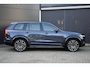 Volvo XC90 T8 Plug-in hybrid AWD Ultra Dark Exec. Ed. | Verwarmde, Geventileerde en Masserende Voorstoelen | Luchtvering | Panoramisch Schuif-/Kanteldak | 360º Camera | Getint Glas | Bowers & Wilkins premium Audio | 22" lichtmetalen velgen | Adaptieve Cruise Control |