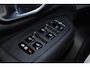 Volvo XC90 T8 Plug-in hybrid AWD Ultra Dark Exec. Ed. | Verwarmde, Geventileerde en Masserende Voorstoelen | Luchtvering | Panoramisch Schuif-/Kanteldak | 360º Camera | Getint Glas | Bowers & Wilkins premium Audio | 22" lichtmetalen velgen | Adaptieve Cruise Control |