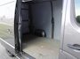 Renault Master T33 2.3 dCi L2H2 Stop & Start | Automaat | Trekhaak | Camera | Airco | Navi | Cruise | 16" LM | PDC | Licht-/regensensor | Volledig betimmerd |