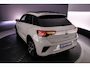 Volkswagen T-Roc R-Line 1.5 TSI 150pk DSG Automaat Panoramadak, Black Style, Adaptive cruise control, Achteruitrijcamera, Elektrische achterklep, LED koplampen, Stoelverwarming
