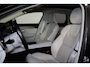 Volvo V90 T6 Recharge AWD Ultimate Bright - Panorama/schuifdak - IntelliSafe Assist & Surround - 360º Camera - Harman/Kardon audio - Adaptieve LED koplampen - Verwarmde voorstoelen, stuur & achterbank - Parkeersensoren voor & achter - Elektr. bedienb. voorstoelen met geheugen - Head up display - Extra getint glas - Inklapbare trekhaak - 19' LMV