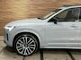 Volvo XC90 2.0 T8 hybrid Ultra Dark 7p.| MY2026| Luchtvering| Lagom-Pack | Winter-Pack| H/K Sound| Trekhaak| HuD| 22inch|Massage