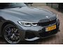 BMW 3-Serie Touring M340i xDrive High Executive | Harman-kardon | Adaptief M-onderstel | Carplay | Full LED | ACC | Stoelverwarming | Zeer nette en keurig onderhouden M340i afkomstig van een liefhebber. Dit betreft een echte auto!