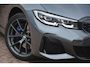 BMW 3-Serie Touring M340i xDrive High Executive | Harman-kardon | Adaptief M-onderstel | Carplay | Full LED | ACC | Stoelverwarming | Zeer nette en keurig onderhouden M340i afkomstig van een liefhebber. Dit betreft een echte auto!