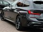 BMW 3-Serie Touring M340i xDrive High Executive | Harman-kardon | Adaptief M-onderstel | Carplay | Full LED | ACC | Stoelverwarming | Zeer nette en keurig onderhouden M340i afkomstig van een liefhebber. Dit betreft een echte auto!