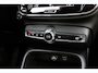 Volvo XC40 T2 130PK Automaat Momentum Business | Schuif/kanteldak | H&K Audio | Pilot-Assist | Keyless | PDC Voor + Achter |