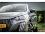 Peugeot 208 1.2 Hybrid 110 e-DCS6 Allure Black Pack Automaat | APPLE CARPLAY, ZWARTE ACCENTEN, GROOT NAVIGATIE, DIGITAL COCKPIT, CRUISE CONTROL, LED KOPLAMPEN, HALF LEDER, PARKEERSENSOREN, GETINT GLAS, LICHTMETALEN VELGEN, NIEUW |