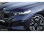 BMW i5 eDrive40 M Sport Edition 84 kWh | Pano | 92,4% SOH | ACC | Iconic Glow | Harman Kardon | Luchtvering | Stoelverwarming en ventilatie | Ambient | Tanzanite Blauw | DAB | 360 Camera